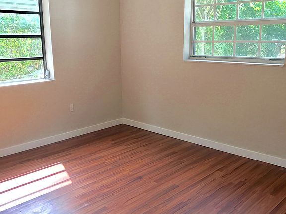 5th image of 55 NE 170th St