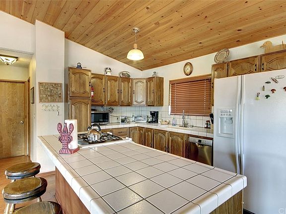 3rd image of 40043 Hillcrest Dr