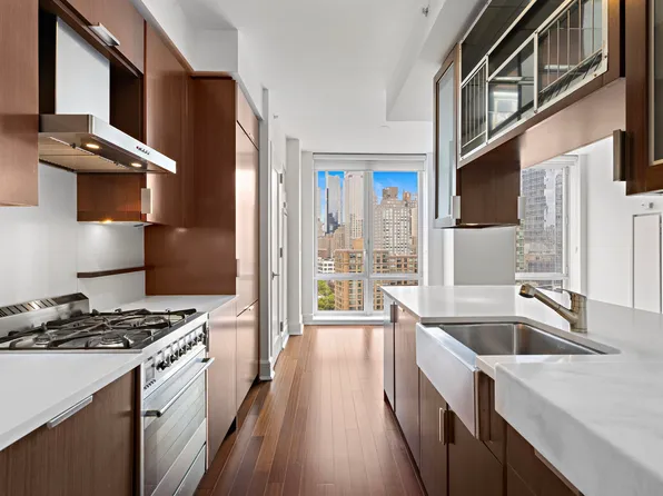 60 Riverside Boulevard image 4 of 20