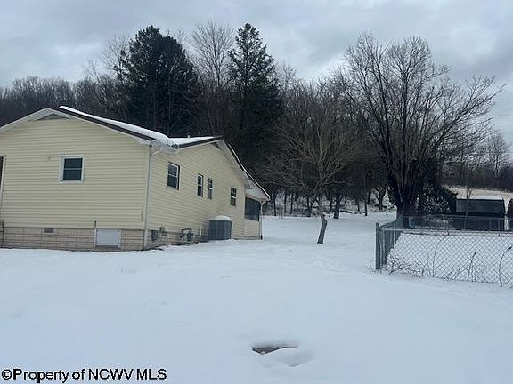 3rd image of 144 Lee St