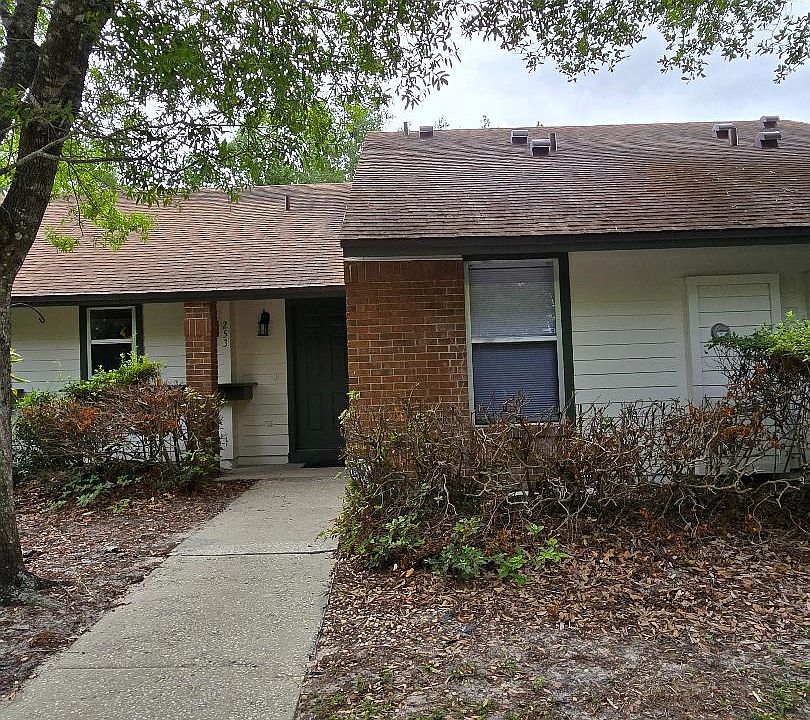 Park directly in front of this cute 1-story townhouse