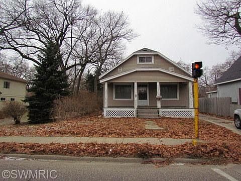 1st image of 839 Fuller Ave NE