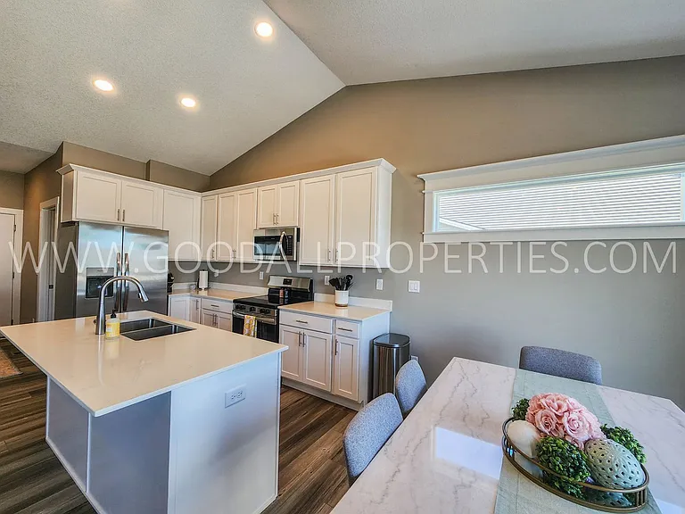 285 NW Morgan Ct — Photo 4