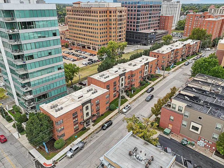 Broadway 46 Apartments — Photo 22
