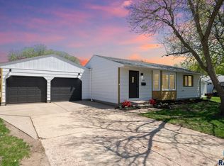 5404 W Deer Creek Dr, Sioux Falls, SD 57106