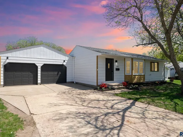 5404 W Deer Creek Dr, Sioux Falls, SD 57106