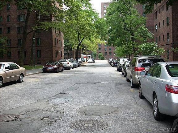 Cul de sac to 1970 East Tremont Avenue