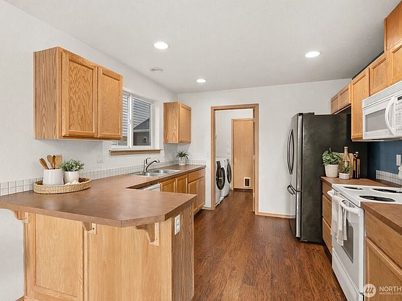 4th image of 19714 104th Avenue E #70