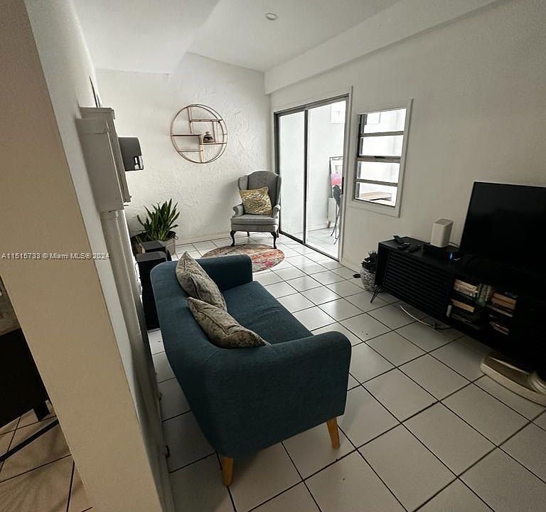 1st image of 625 NW 10th St #625