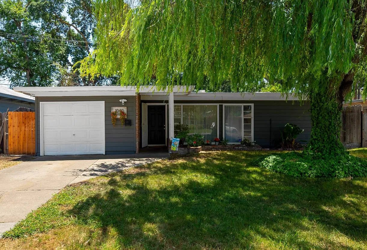 1040 Douglas Rd photo 1