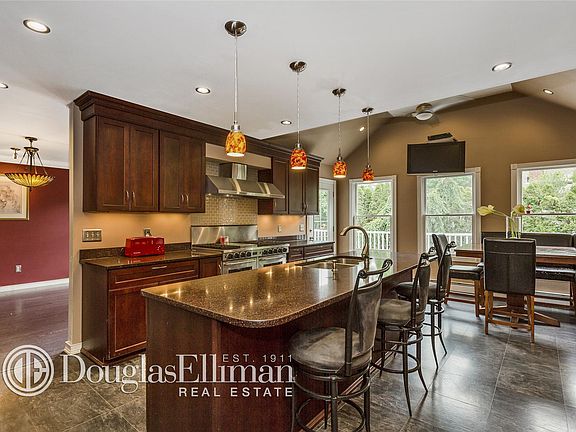 3rd image of 30 Montauk Pl