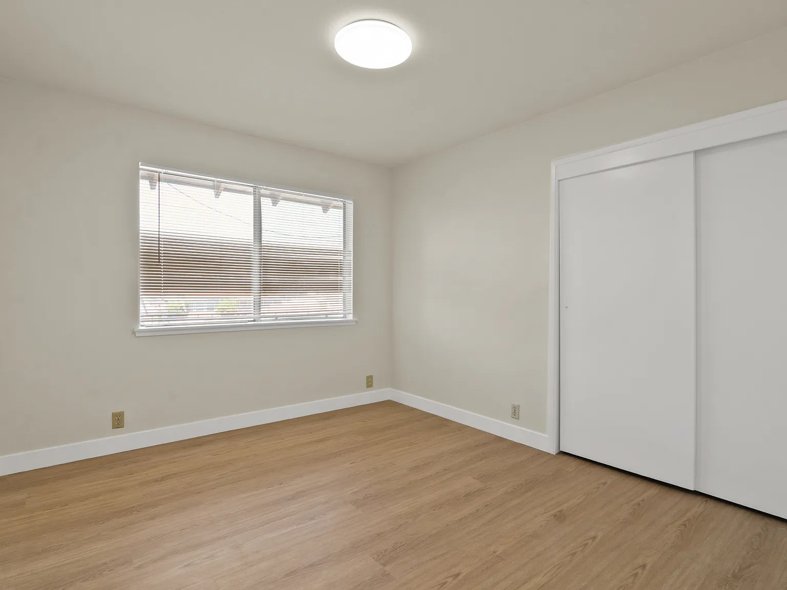 5 bed, 2370 sqft, $6,495 — Photo 3
