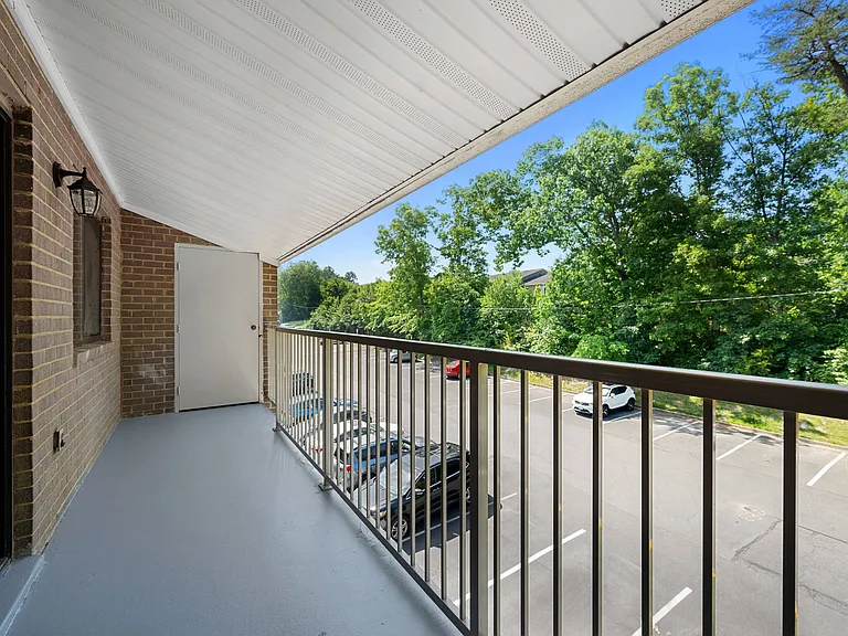 Gainsborough Court Apartments — Photo 26