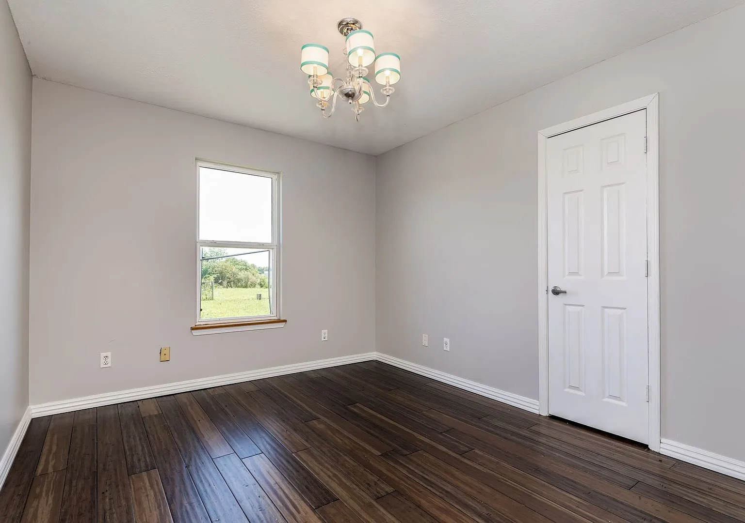 Culdesac Home on Over Half an Acre! Pet friendly and 6-12 month leases! — Photo 4