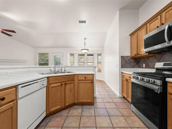 701 Sparkling Brook Ln, Leander, TX 78641