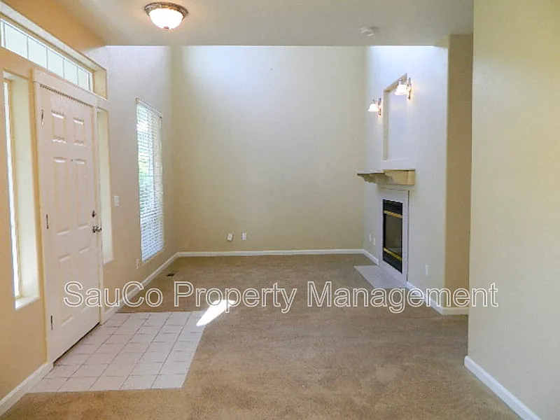 4 bed, 2.5 bath, 1961 sqft, $2,600 — Photo 3
