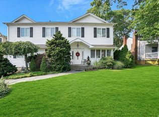 122 Lindbergh St, Massapequa Park, NY 11762