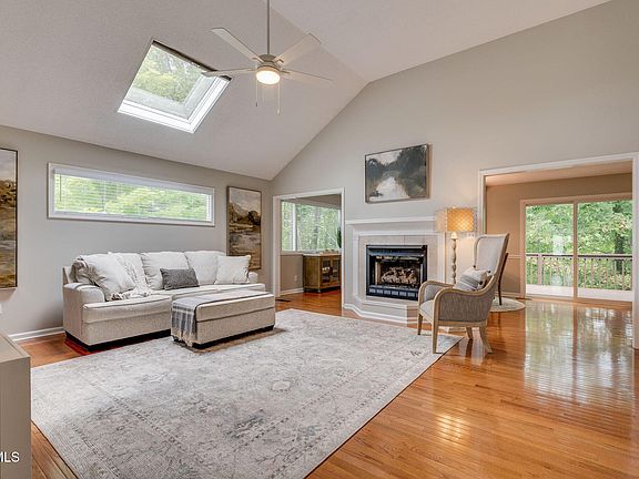 5th image of 518 Willowbrook Trce