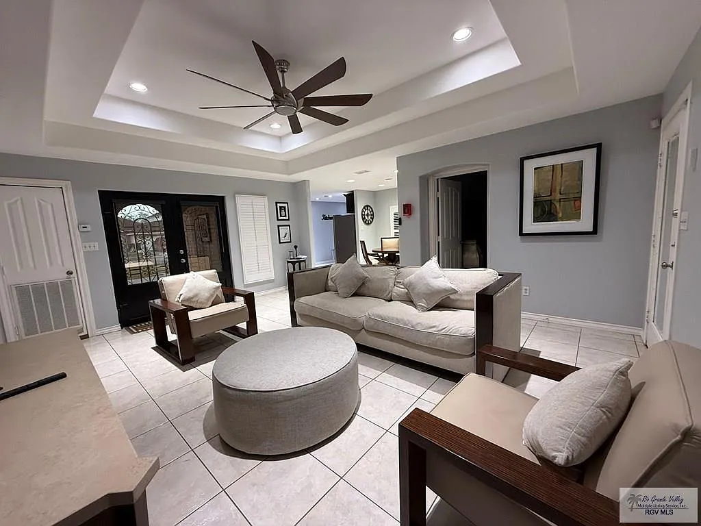 3 bed, 2.0 bath, 1376 sqft, $2,500 — Photo 3