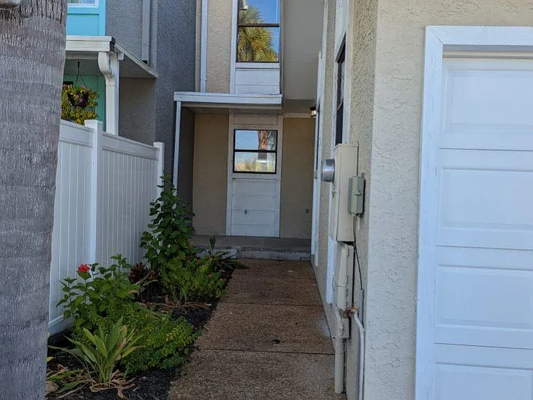 1349 Capri Dr — Photo 2
