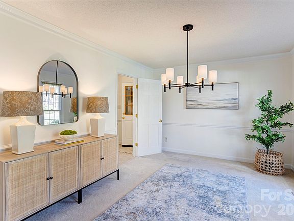 4th image of 584 Sandringham Pl NE