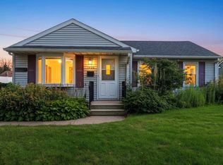 1926 Hillview Dr, Green Bay, WI 54302