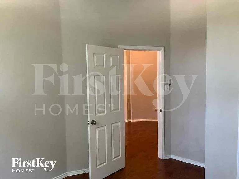 1933 Cochran Dr — Photo 9