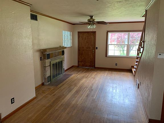 3rd image of 550 W 6th St