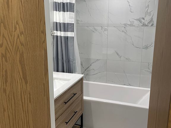 3rd image of 934 W Diversey Pkwy Suite 1