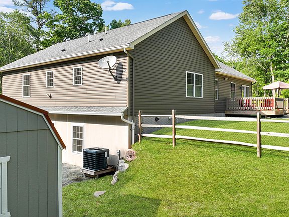 5th image of 128 Winding Brook Dr