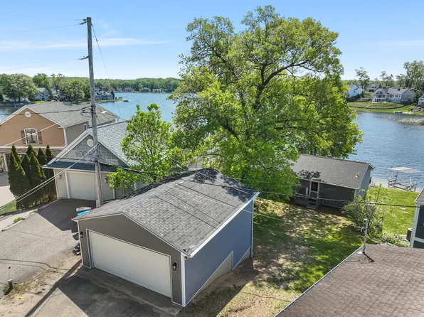 1304 N Eagle Lake Dr, Kalamazoo, MI 49009