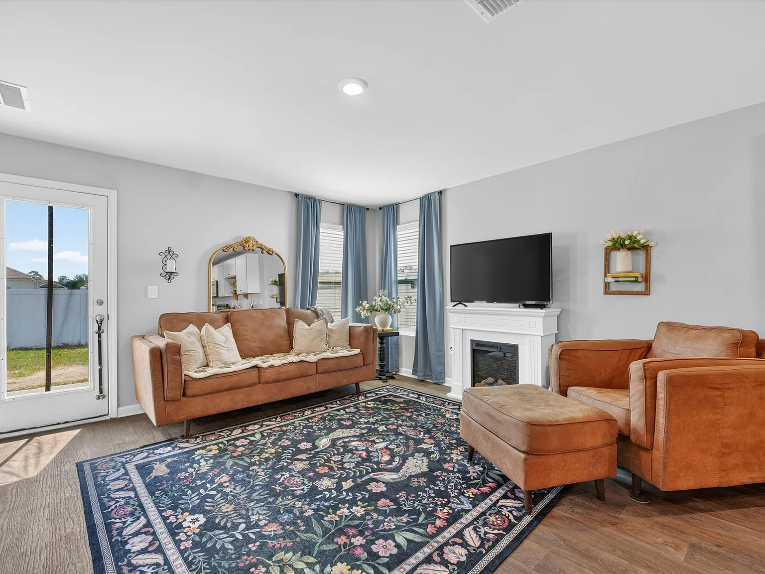 3 bed, 1193 sqft, $1,950 — Photo 3