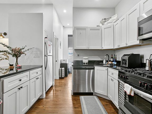 3rd image of 258 Halsey St APT 2