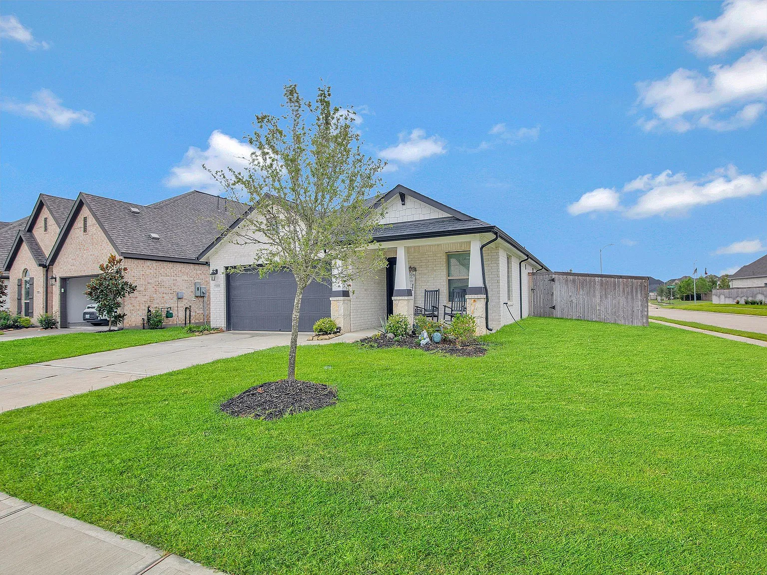4 bed, 2.0 bath, 1834 sqft, $2,600 — Photo 2