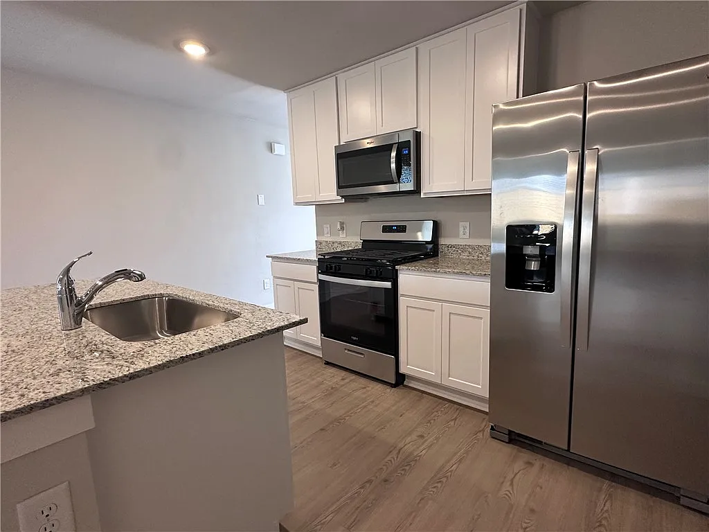 3 bed, 2.0 bath, 1269 sqft, $2,000 — Photo 3
