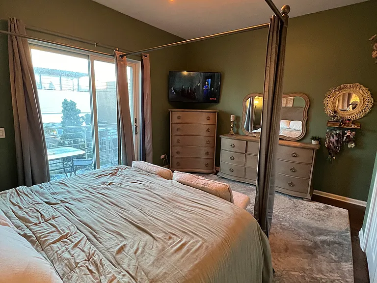 Main Bedroom Suite (Private Bathroom)