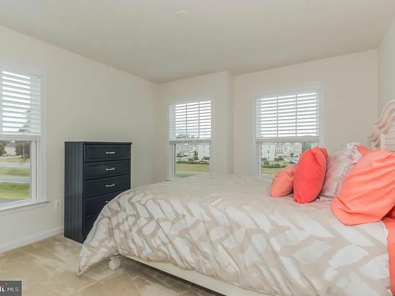 42275 Lancaster Woods Sq — Photo 17