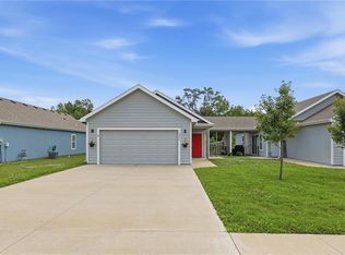 1304 E Joles Dr, Tonganoxie, KS 66086