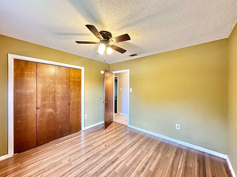 912 Laurie Ln — Photo 18