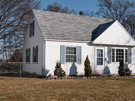 3rd image of 1621 Roseland Ave