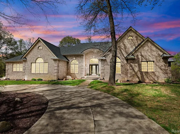 9997 Applegate Ln, Brighton, MI 48114