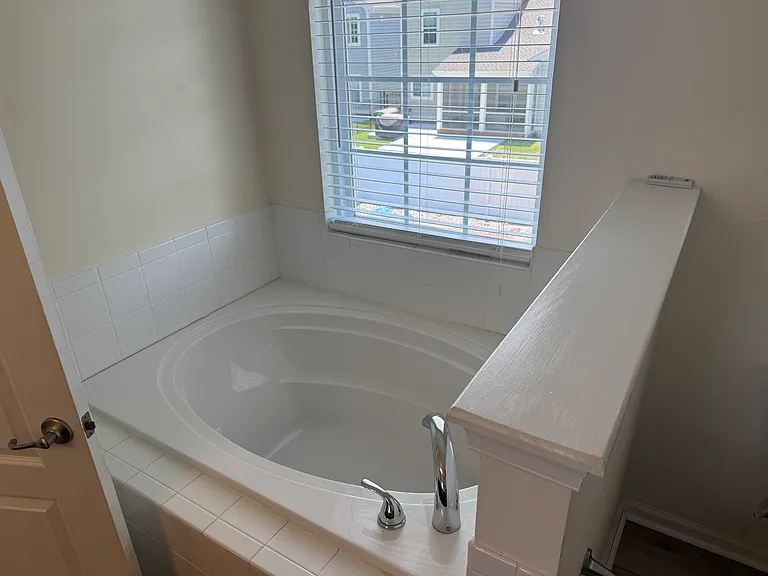 1022 Meadows Reach Cir — Photo 10