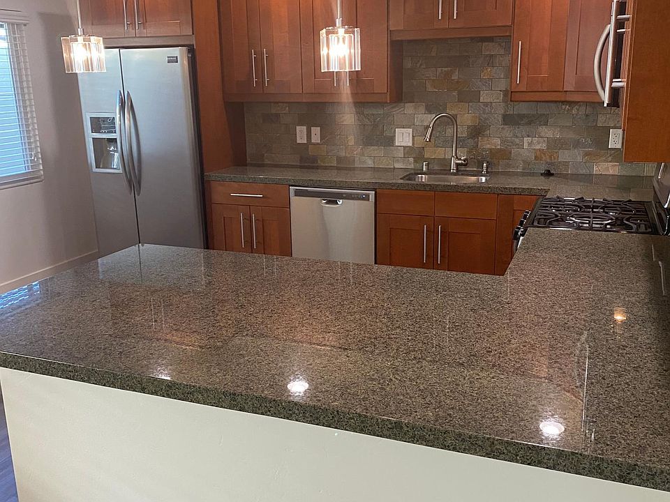 Wide Counter, Fridge has water and ice in the door