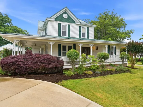 212 Music St S, Gretna, VA 24557
