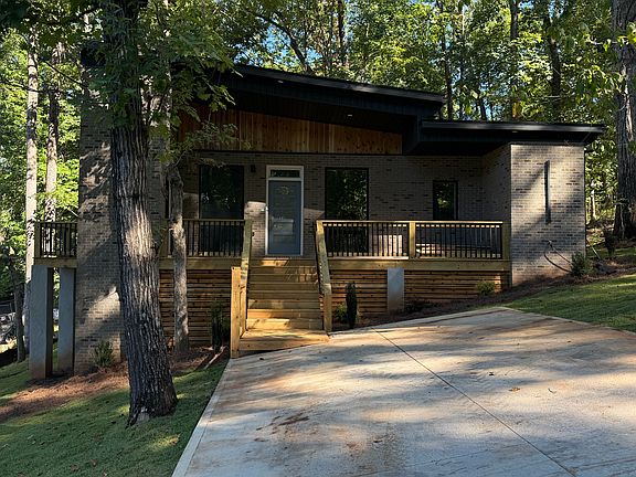 2nd image of 726 Lynnhaven Dr
