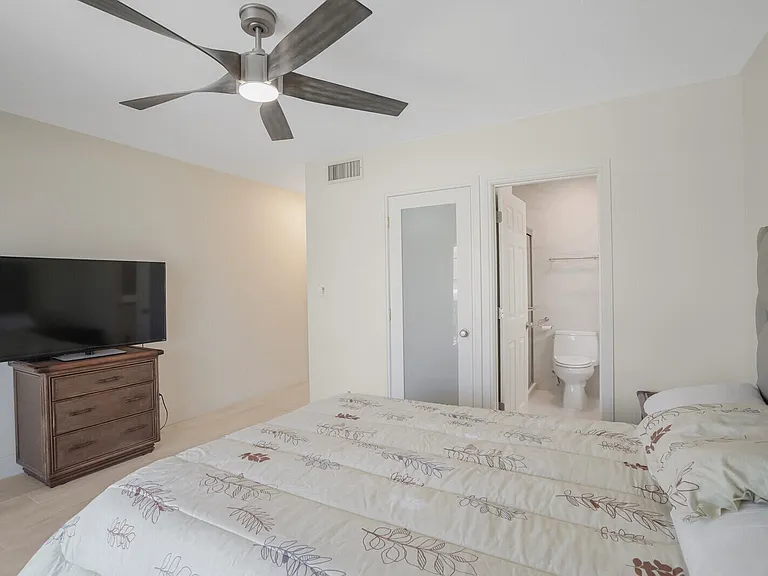 584 SE 20th Ave #2 — Photo 16