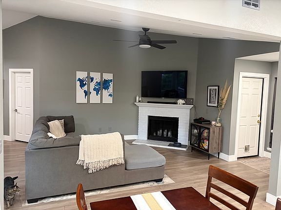 5th image of 823 Crazy Horse Ct
