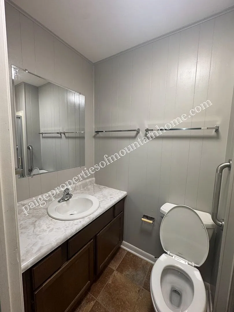 Charming 3 bed 2 bath Home on a Corner Lot! — Photo 4