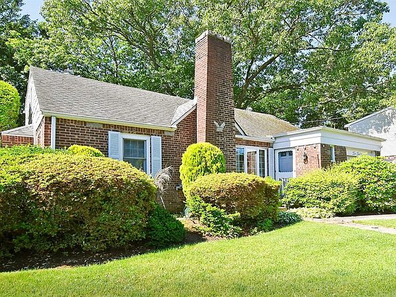 3rd image of 212 Edward Ct
