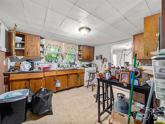 4th image of 915 Pigeon St